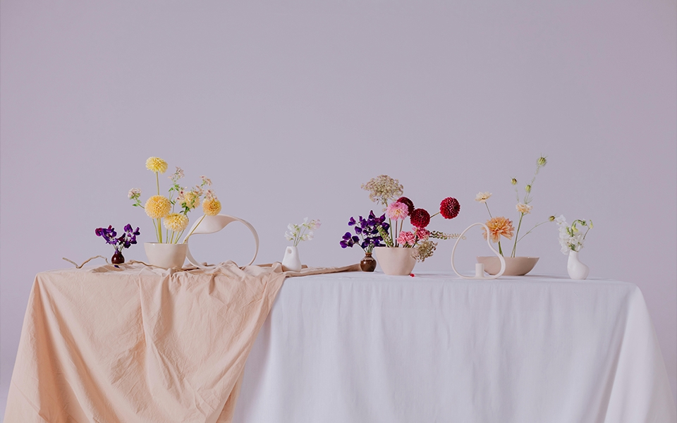 Bord dækket med blomster